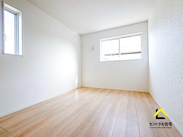 寝室　主寝室は約7帖の広さです。ベットもゆとり持って配置可能♪