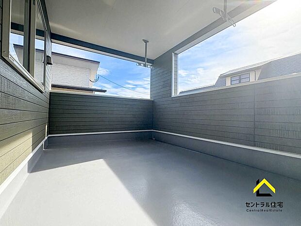 ワイドバルコニー　ひろーーいバルコニー！お洗濯としてもくつろぎ空間としても利用できます。雨が降っても屋根付きで安心です。