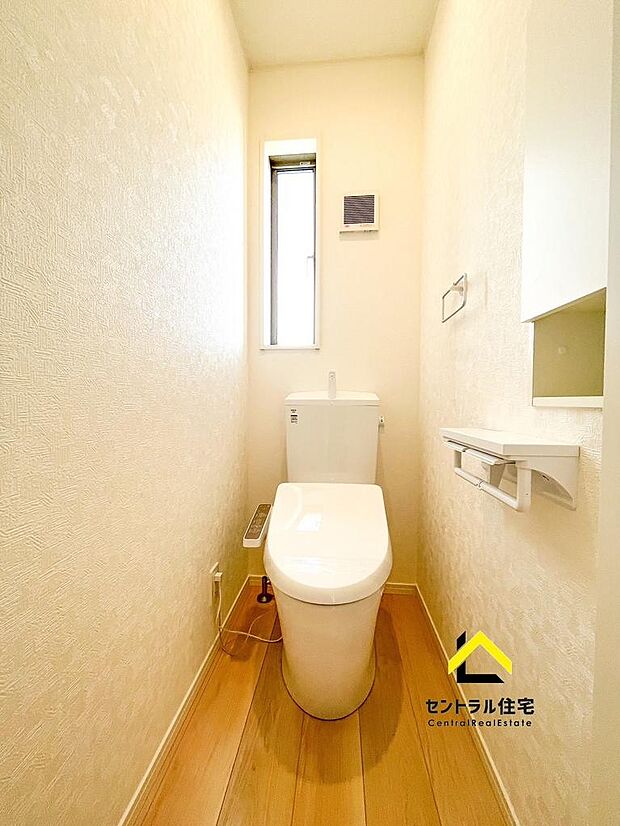 同規模・同仕様のトイレ　2階のトイレです。保温・洗浄付きのリクシル製品採用。ペーパーホルダー、収納付きになります。