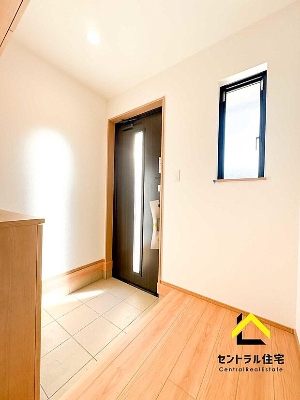 玄関 充実した収納力のある玄関です。窓付き玄関で明るさも確保しております。