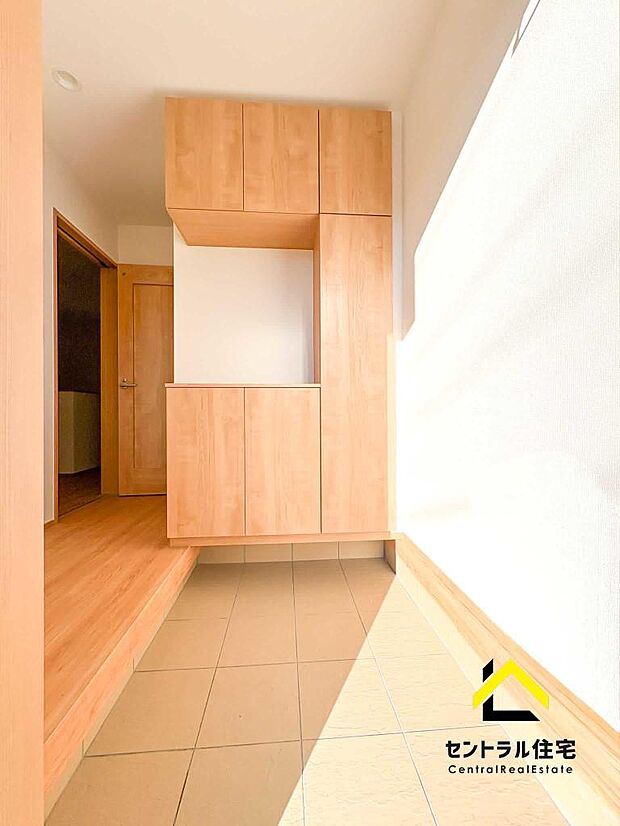玄関 充実した収納力のある玄関です。窓付き玄関で明るさも確保しております。