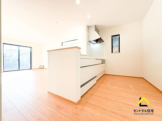 LDK 1階居室続きのLDKとなっております。居室まで含めるとなんと、21帖超え!!