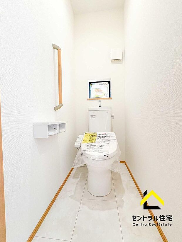 トイレ 2階のトイレです。保温・洗浄付きのリクシル製品採用。ペーパーホルダー、収納付きになります。