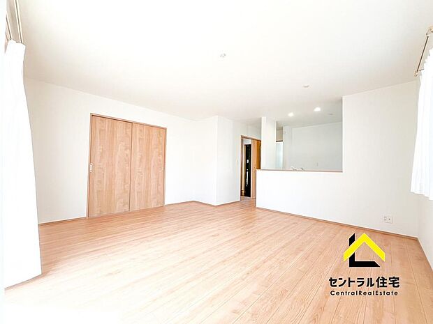 施工例 LDK 1階居室続きのLDKとなっております。居室まで含めるとなんと、21帖超え!!