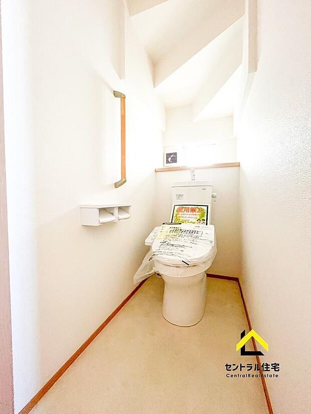 施工例 トイレ 1階のトイレです。保温・洗浄付きのリクシル製品採用。ペーパーホルダー、収納付きになります。