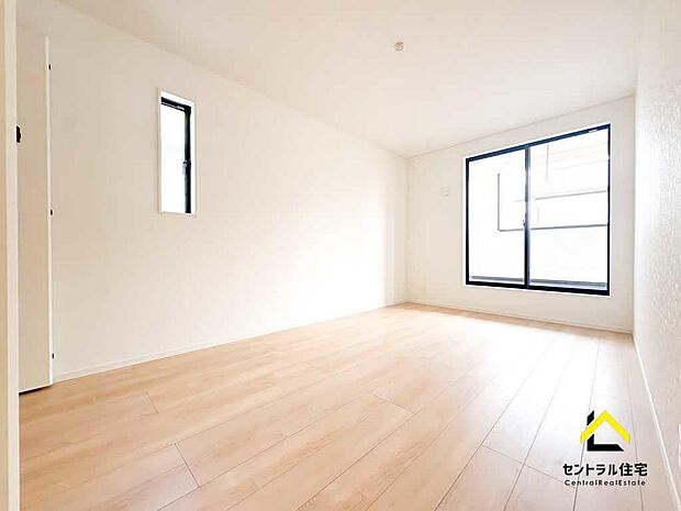 寝室 主寝室は約7帖の広さです。ベットもゆとり持って配置可能♪