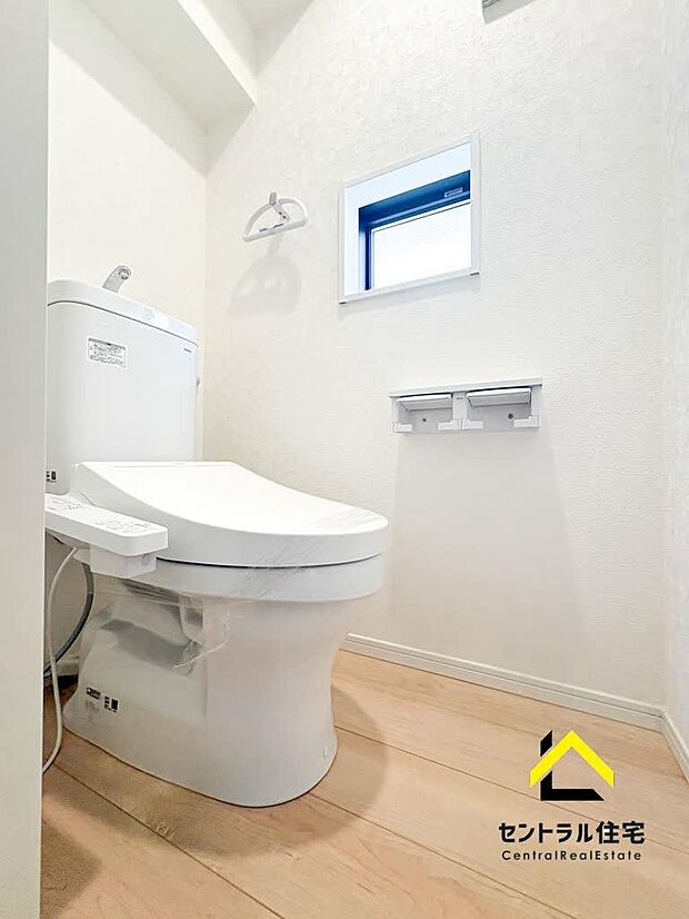 トイレ 1階のトイレです。保温・洗浄付きのリクシル製品採用。ペーパーホルダー、収納付きになります。