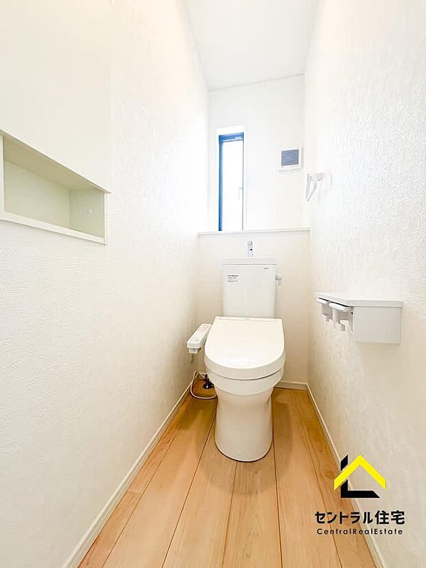 トイレ 2階のトイレです。保温・洗浄付きのリクシル製品採用。ペーパーホルダー、収納付きになります。