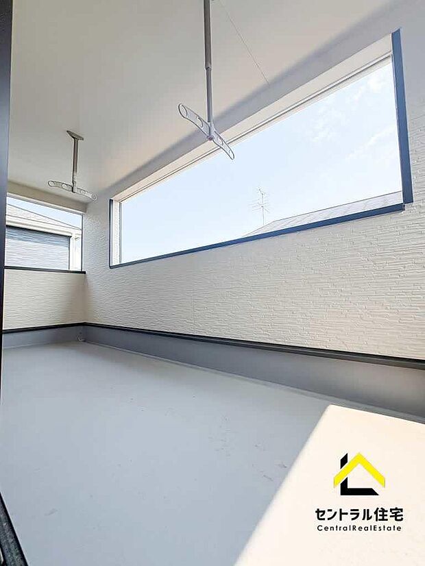 ワイドバルコニー ひろーーいバルコニー!お洗濯としてもくつろぎ空間としても利用できます。雨が降っても屋根付きで安心です。