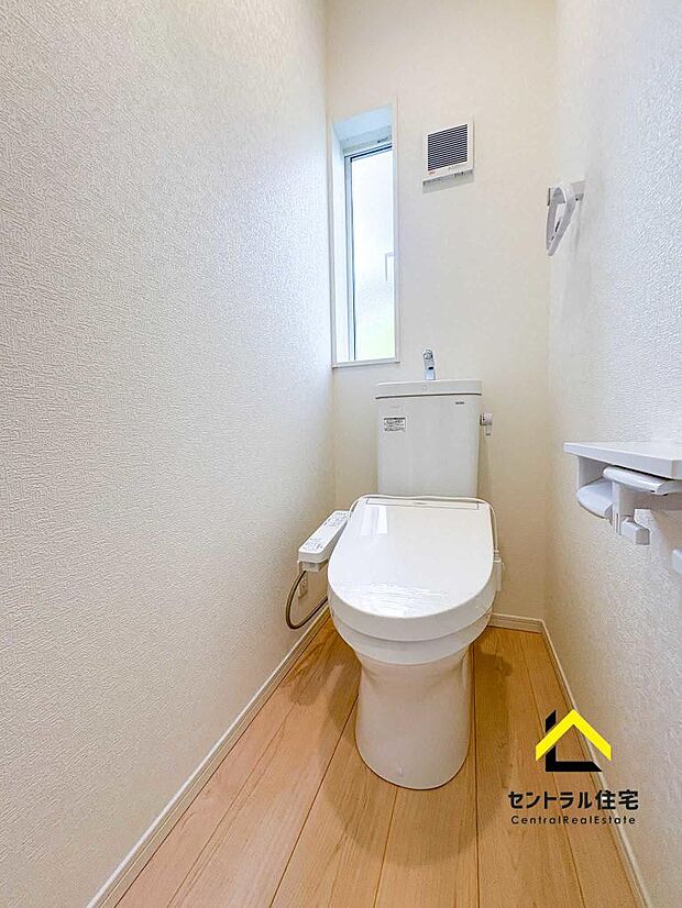 トイレ 2階のトイレです。保温・洗浄付きのリクシル製品採用。ペーパーホルダー、収納付きになります。