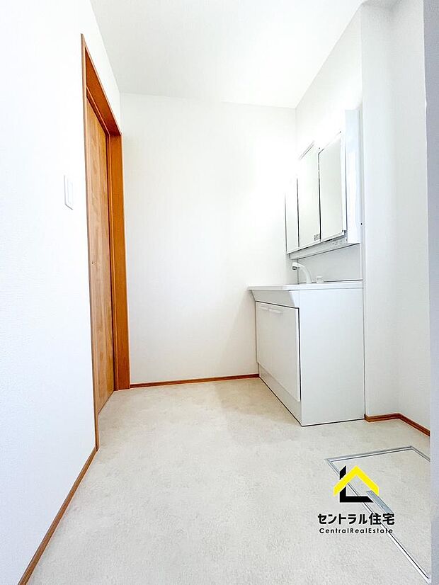 施工例　洗面室　広々洗面室♪リクシル製品の洗面台、洗濯機、タオルなどの収納が置ける広さを確保しております♪