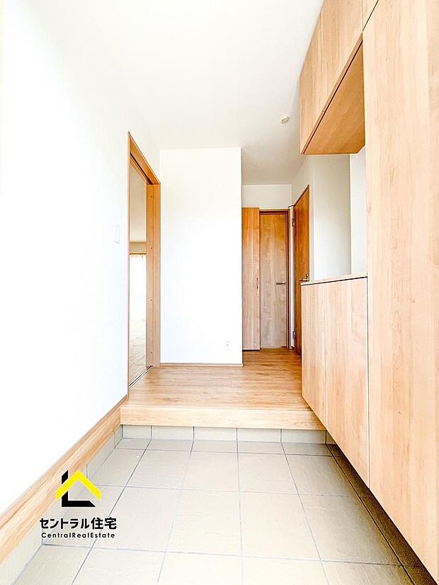 施工例　玄関　充実した収納力のある玄関です。窓付き玄関で明るさも確保しております。