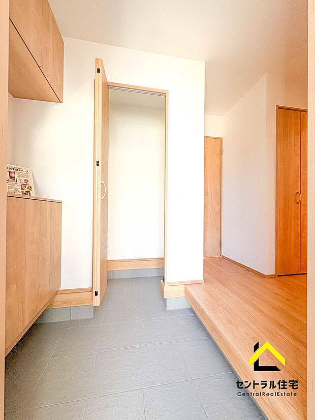 玄関 充実した収納力のある玄関です。窓付き玄関で明るさも確保しております。