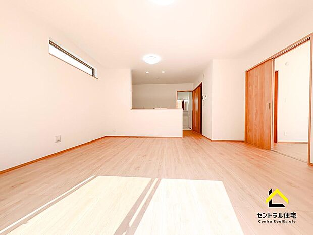 LDK 1階居室続きのLDKとなっております。居室まで含めるとなんと、21帖超え!!