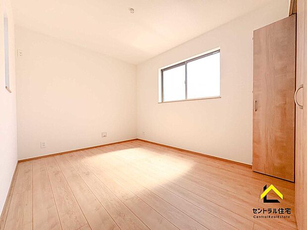 寝室 リビング続きにある居室です。2面窓で明るさも確保!