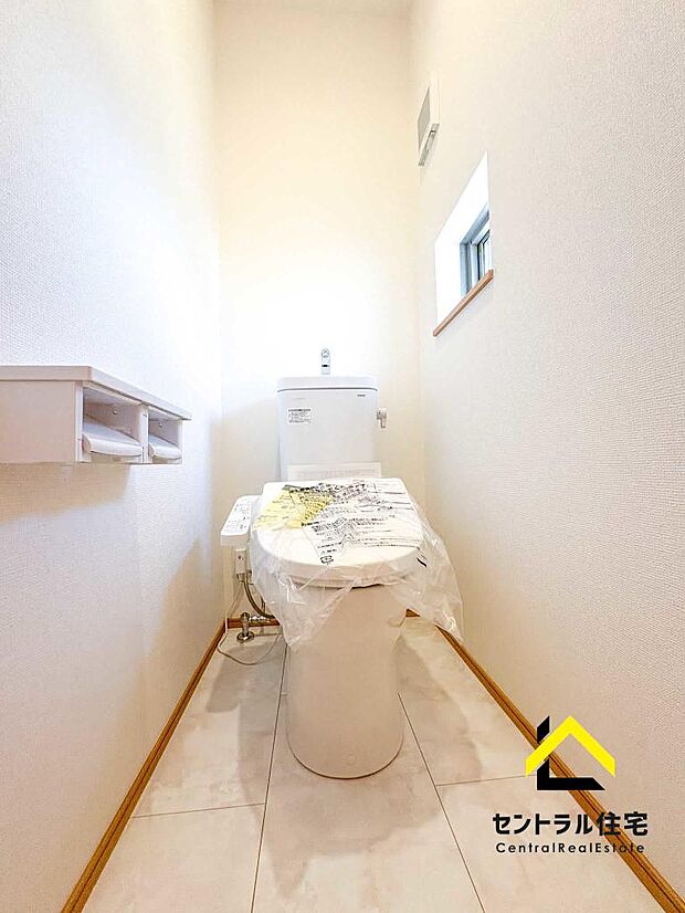 トイレ 2階のトイレです。保温・洗浄付きのリクシル製品採用。ペーパーホルダー、収納付きになります。
