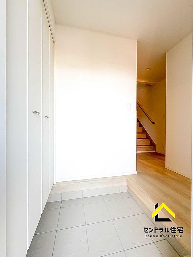 家族全員分の靴を楽々収納できる、大きな玄関収納