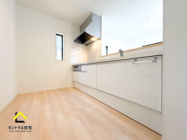 収納量をたっぷり確保したシステムキッチン。シンクも広々で使いやすいよう設計されています