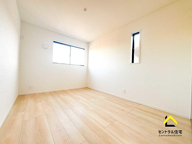 2階洋室。収納がしっかり確保されているので、広々ゆったり使えます