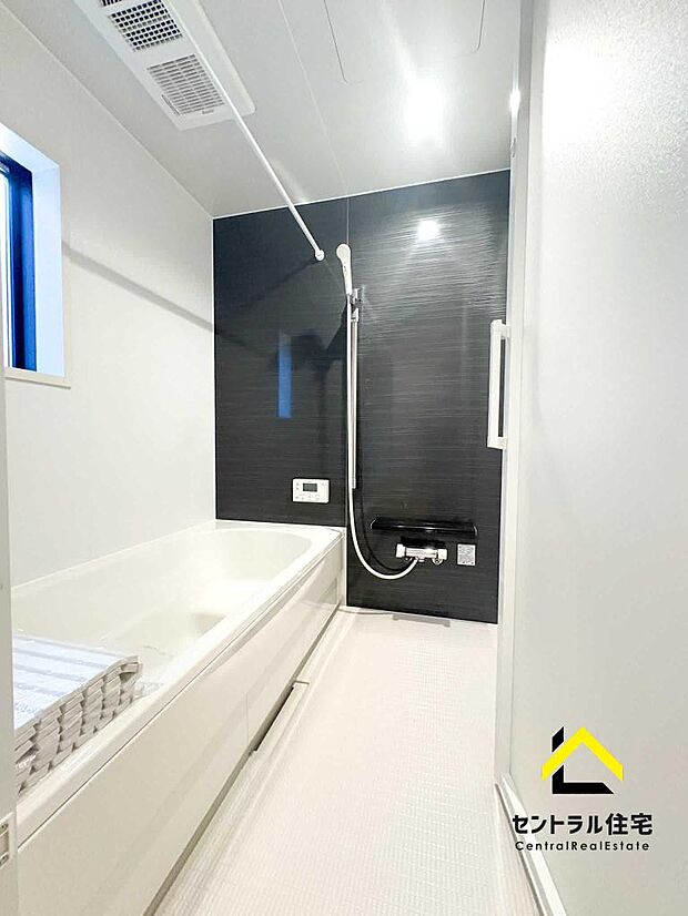 ゆったりした広さのシステムバス。足を伸ばして毎日の疲れを癒せます。雨の日のお洗濯に困らない、浴室暖房換気乾燥機付