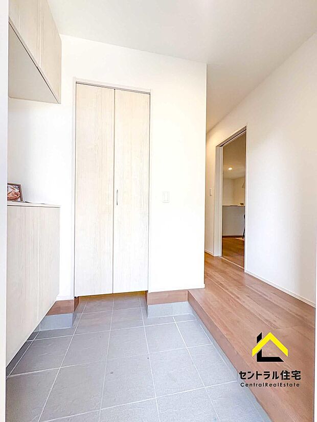 玄関 充実した収納力のある玄関です。窓付き玄関で明るさも確保しております。