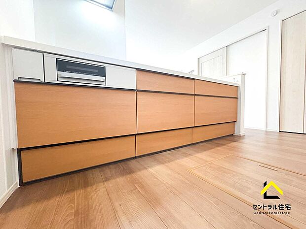 LDK ダイニング・リビングと家具の配置のしやすい形状・広さです。家具の配置を考えられた間取りとなっております。