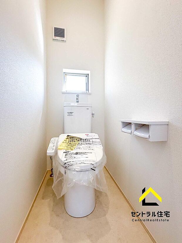 同規模・同仕様のトイレ　2階のトイレです。保温・洗浄付きのリクシル製品採用。ペーパーホルダー、収納付きになります。