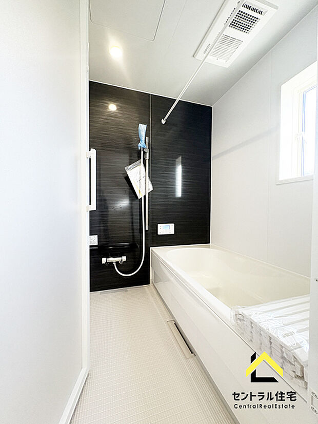 ゆったりした広さのシステムバス。足を伸ばして毎日の疲れを癒せます。雨の日のお洗濯に困らない、浴室暖房換気乾燥機付