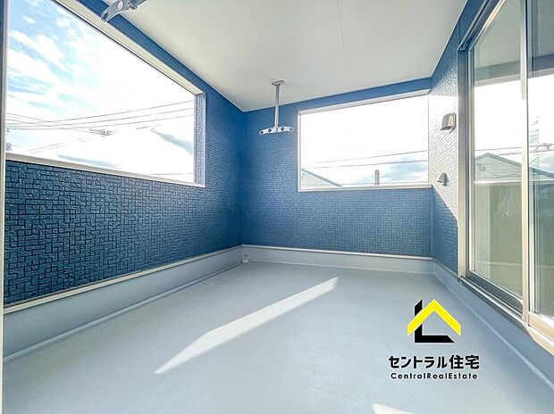 同規模・同仕様のワイドバルコニー ひろーーいバルコニー!お洗濯としてもくつろぎ空間としても利用できます。雨が降っても屋根付きで安心です。