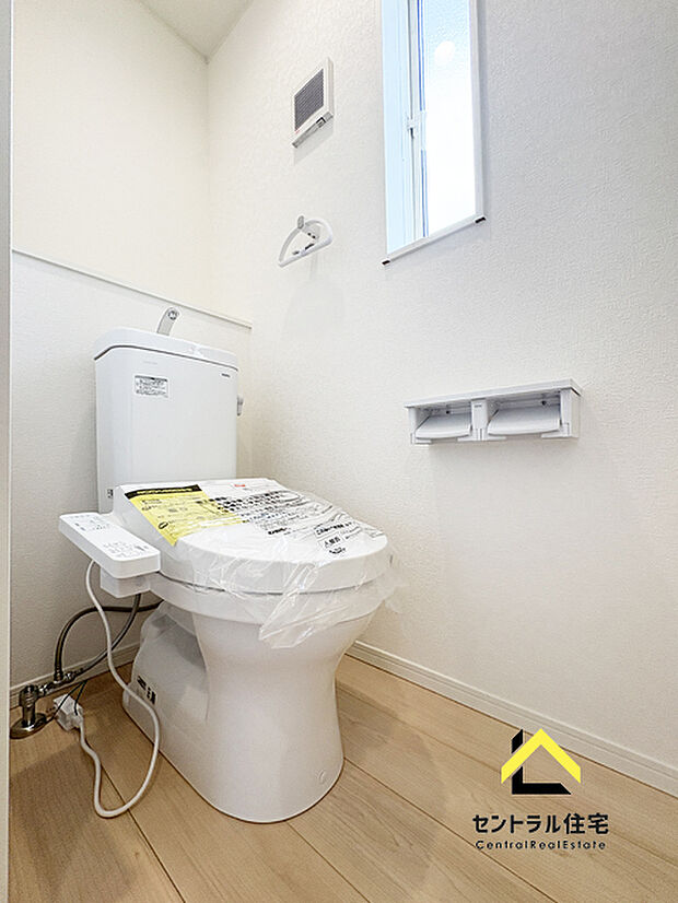 トイレ 2階のトイレです。保温・洗浄付きのリクシル製品採用。ペーパーホルダー、収納付きになります。