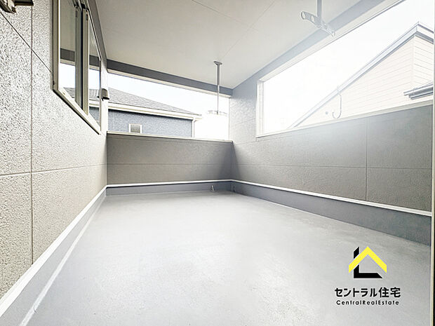 ワイドバルコニー ひろーーいバルコニー!お洗濯としてもくつろぎ空間としても利用できます。雨が降っても屋根付きで安心です。