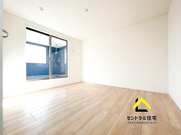 同規模・同仕様の寝室　主寝室は約7帖の広さです。ベットもゆとり持って配置可能♪