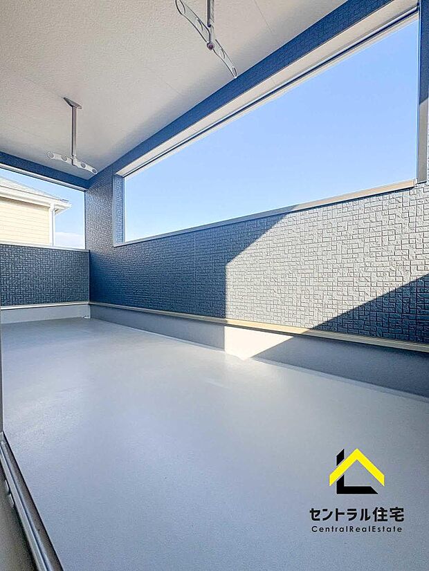 ワイドバルコニー　ひろーーいバルコニー！お洗濯としてもくつろぎ空間としても利用できます。雨が降っても屋根付きで安心です。