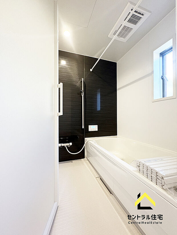 ゆったりした広さのシステムバス。足を伸ばして毎日の疲れを癒せます。雨の日のお洗濯に困らない、浴室暖房換気乾燥機付