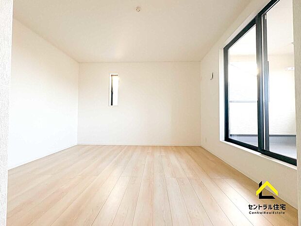 大きな窓のある洋室。日差しがたっぷり降り注ぐ、居心地のよい空間です