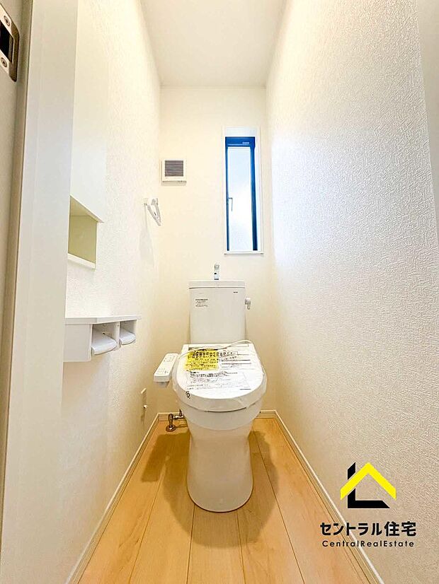 お手入れしやすい設計のトイレ。強力な洗浄力で少ない水でもしっかり流れます