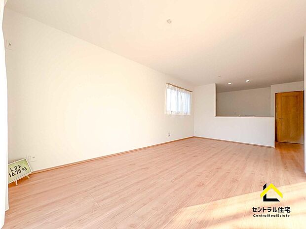 LDK　1階居室続きのＬＤＫとなっております。居室まで含めるとなんと、21帖超え!!