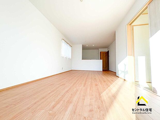 LDK　ダイニング・リビングと家具の配置のしやすい形状・広さです。家具の配置を考えられた間取りとなっております。