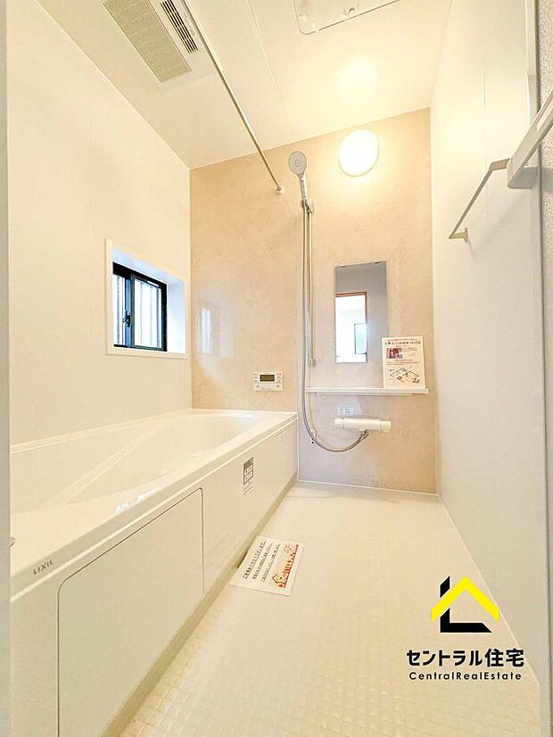 浴室　1616サイズ(1坪)のゆとりある浴室です。ご家族で入れる広さになります。浴室乾燥暖房機付きで室内干しで使用可能です。