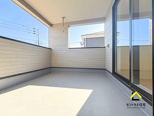 ワイドバルコニー　ひろーーいバルコニー！お洗濯としてもくつろぎ空間としても利用できます。雨が降っても屋根付きで安心です。