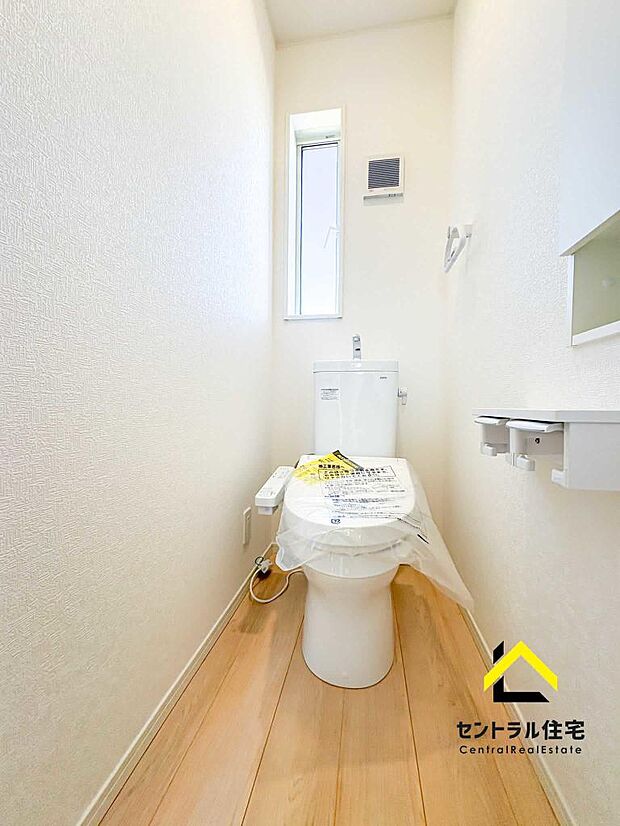 トイレ 2階のトイレです。保温・洗浄付きのリクシル製品採用。ペーパーホルダー、収納付きになります。