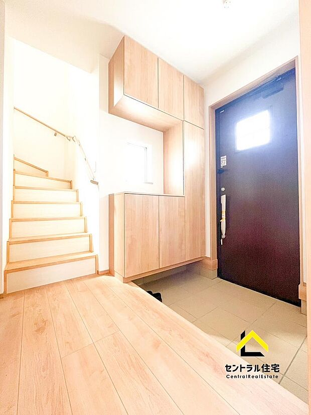 施工例 玄関 充実した収納力のある玄関です。窓付き玄関で明るさも確保しております。