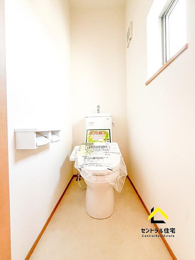 施工例 トイレ 2階のトイレです。保温・洗浄付きのリクシル製品採用。ペーパーホルダー、収納付きになります。