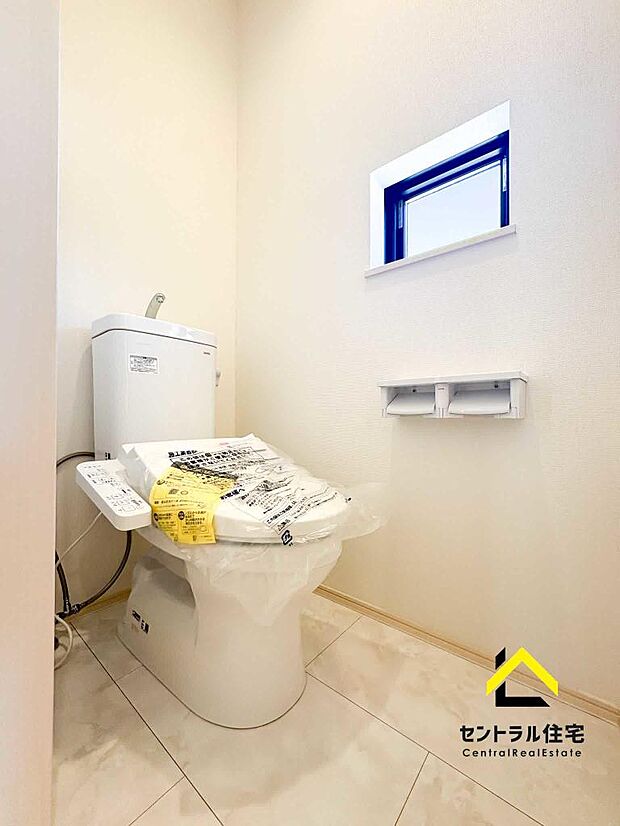 トイレ　2階のトイレです。保温・洗浄付きのリクシル製品採用。ペーパーホルダー、収納付きになります。