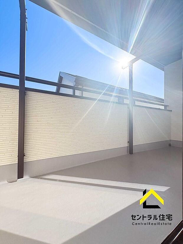 ワイドバルコニー　ひろーーいバルコニー！お洗濯としてもくつろぎ空間としても利用できます。雨が降っても屋根付きで安心です。