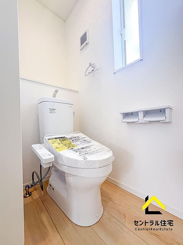 トイレ　2階のトイレです。保温・洗浄付きのリクシル製品採用。ペーパーホルダー、収納付きになります。
