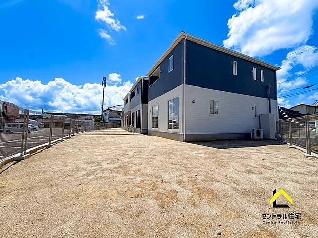 1号棟 外観 利便性の良い立地。落ち着いた住宅街の一角にあります。公園のお散歩でも優雅な時間を過ごすことができる街です。