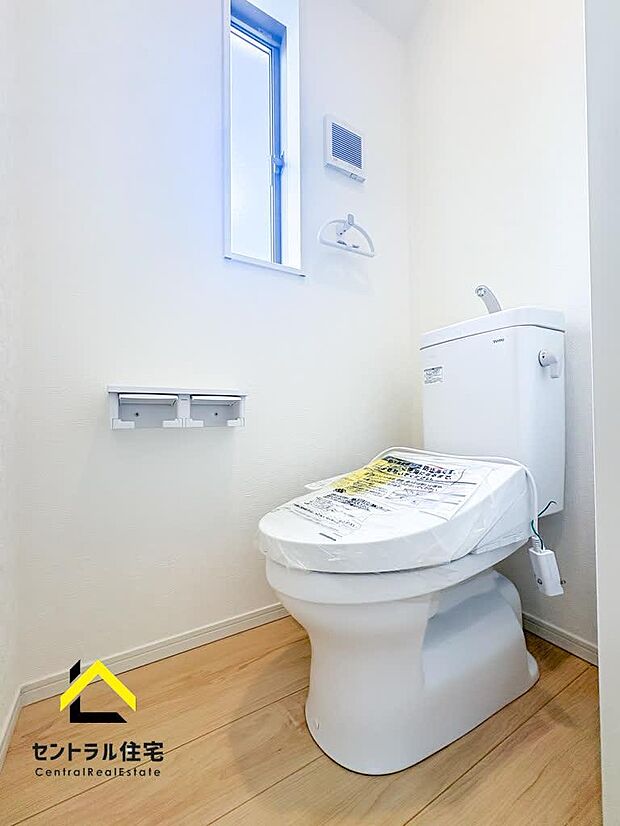 トイレ 2階のトイレです。保温・洗浄付きのリクシル製品採用。ペーパーホルダー、収納付きになります。