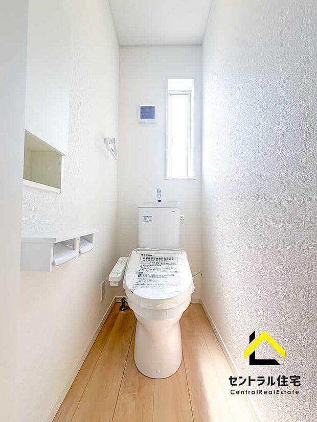 トイレ 2階のトイレです。保温・洗浄付きのリクシル製品採用。ペーパーホルダー、収納付きになります。