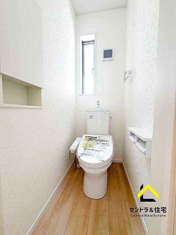 トイレ 2階のトイレです。保温・洗浄付きのリクシル製品採用。ペーパーホルダー、収納付きになります。